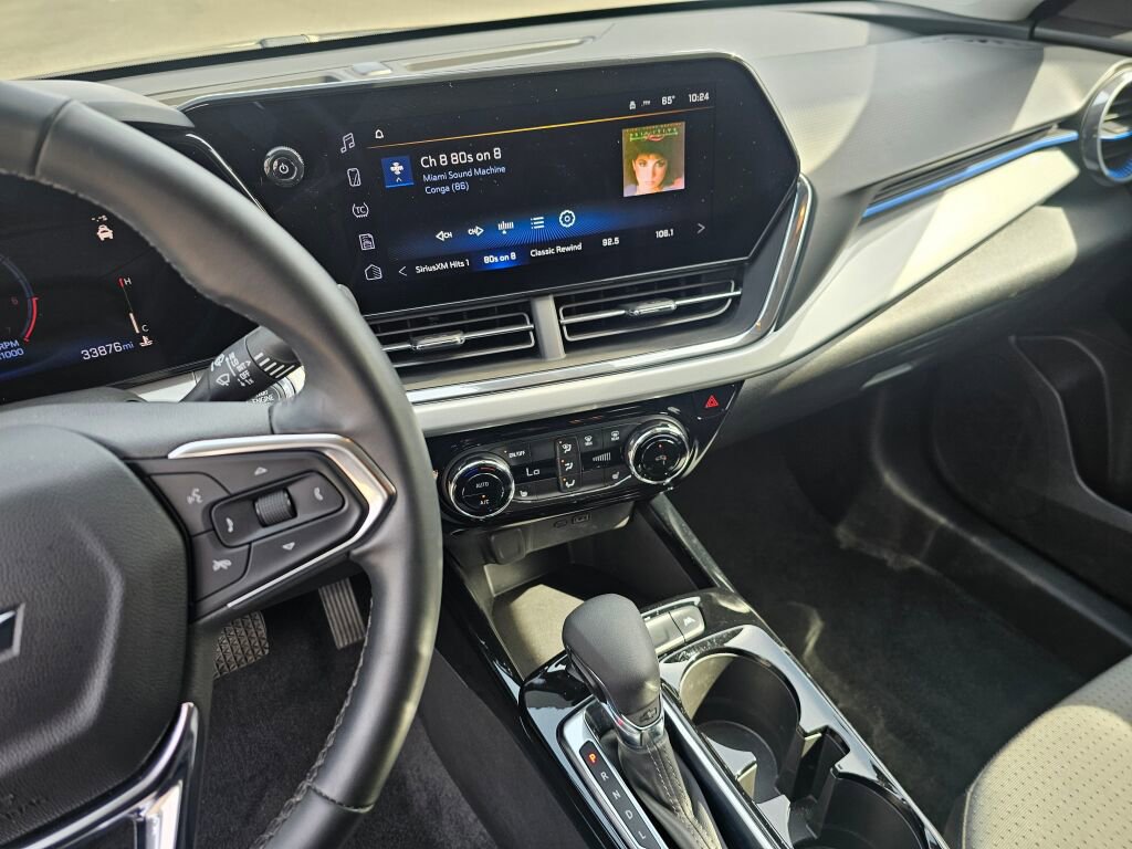 Used 2025 Chevrolet Trax LT w/ LT Convenience Package FWD image 29