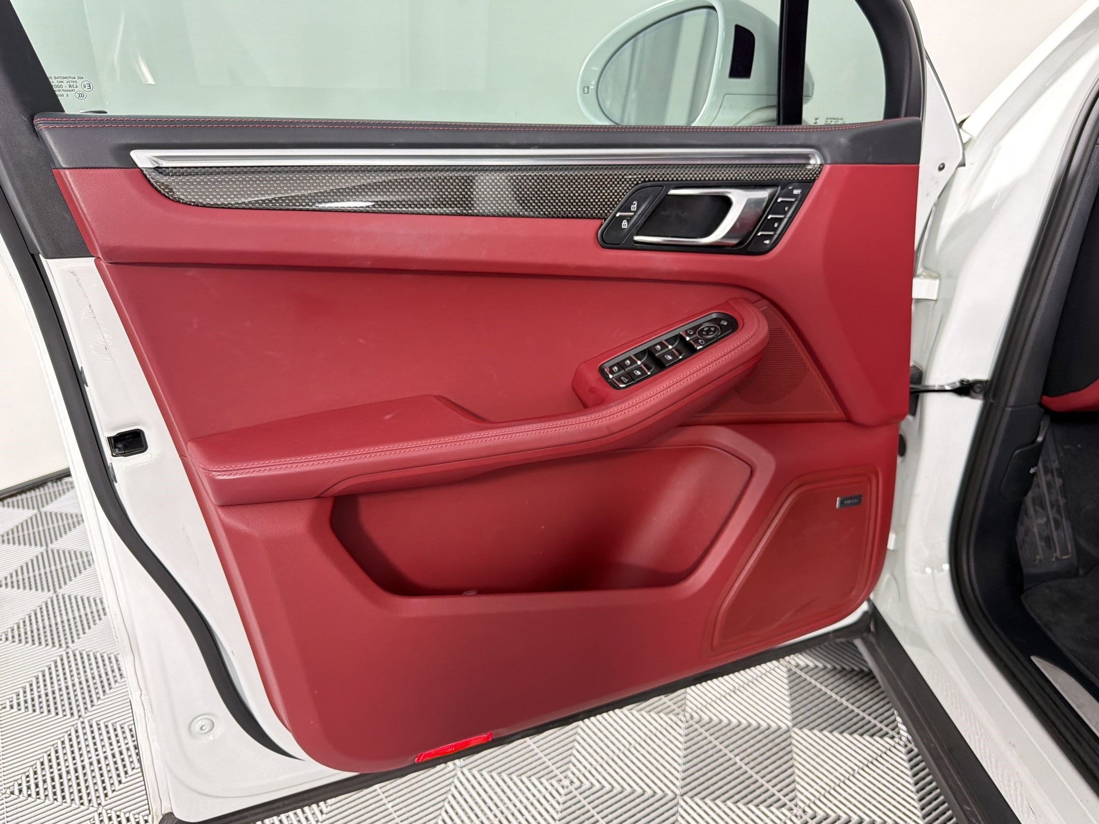 Certified 2022 Porsche Macan S image 14