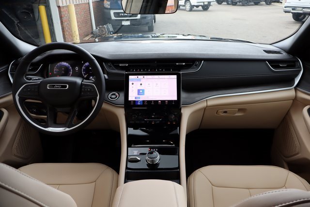 New 2025 Jeep Grand Cherokee Limited image 38