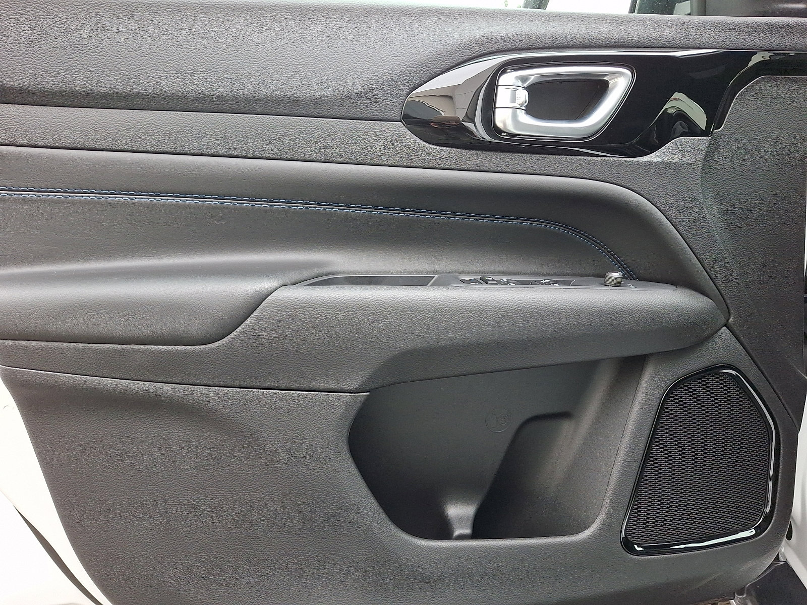 New 2026 Jeep Compass Limited image 8