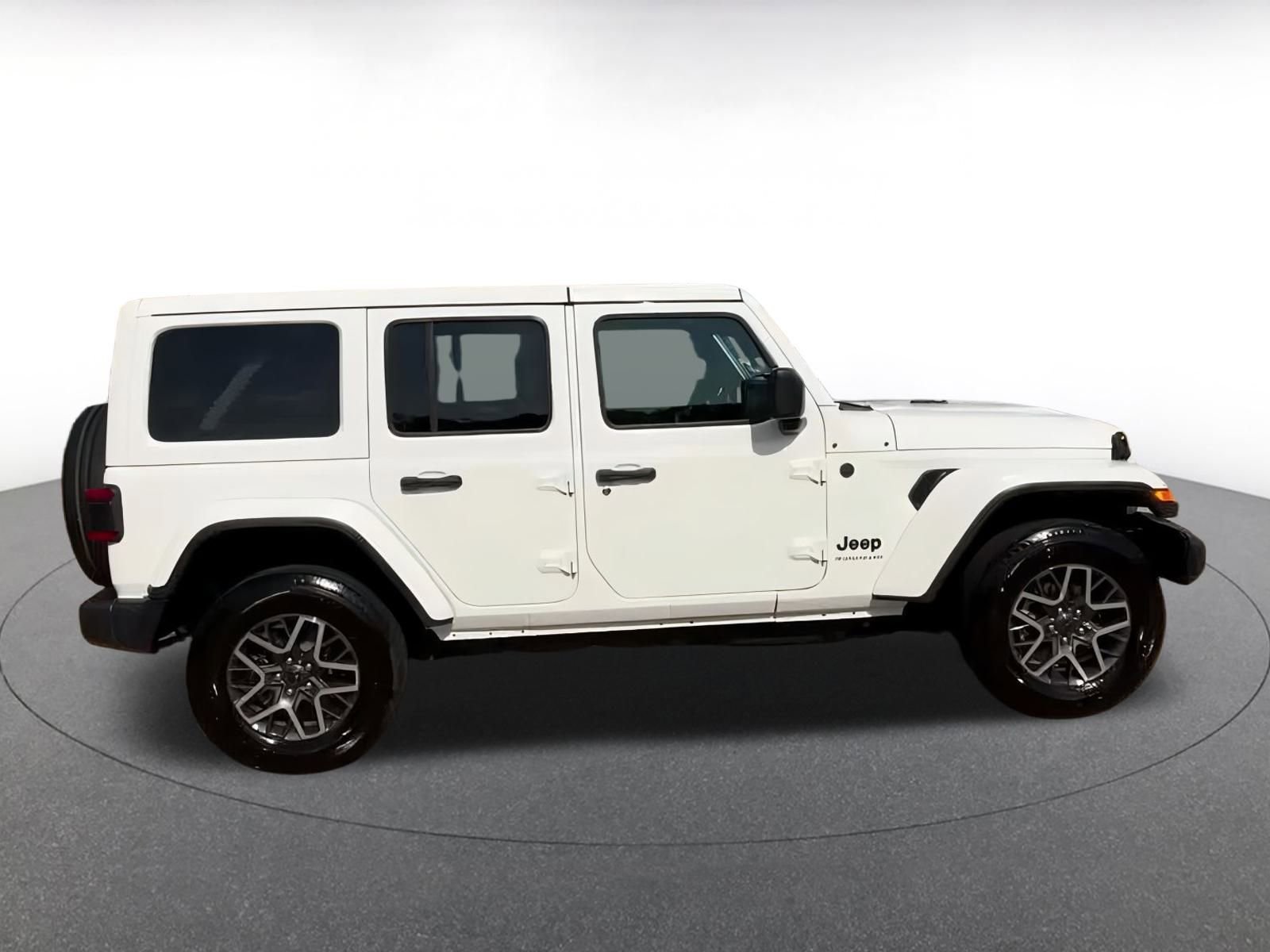 Used 2025 Jeep Wrangler Sahara image 16