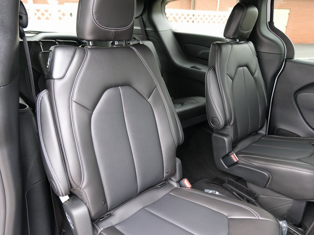 New 2025 Chrysler Pacifica Select image 30