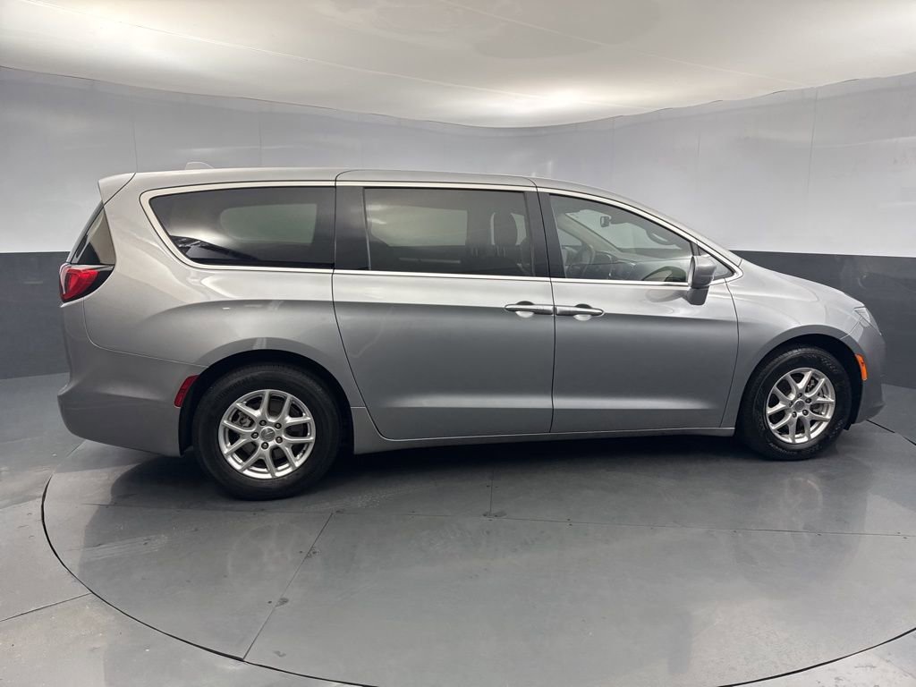 Used 2020 Chrysler Pacifica Touring image 6