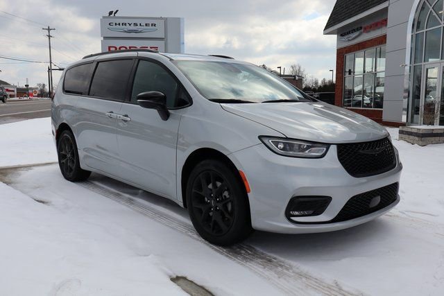 Used 2024 Chrysler Pacifica Limited w/ S Appearance Package image 3