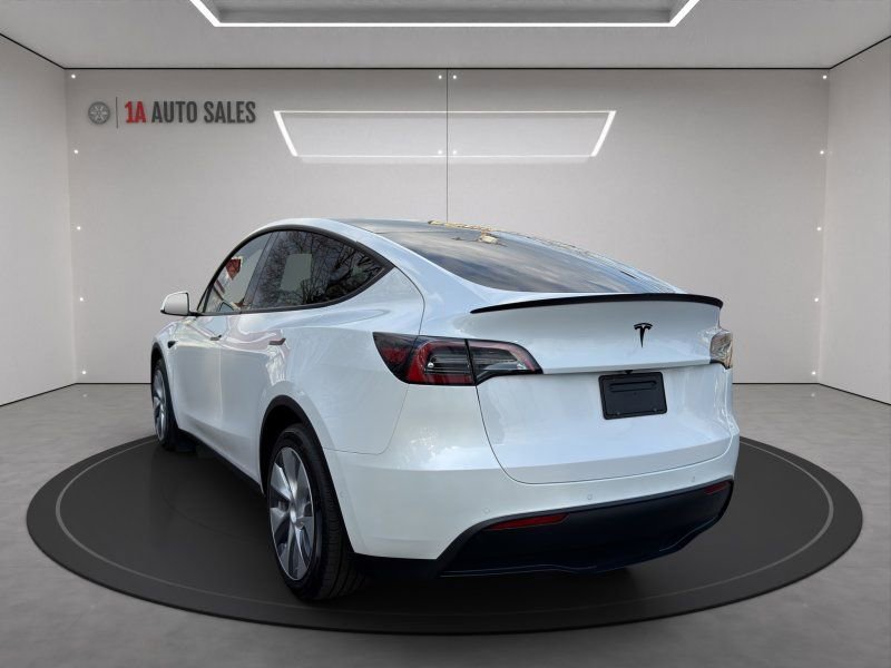 Used 2022 Tesla Model Y Long Range image 3