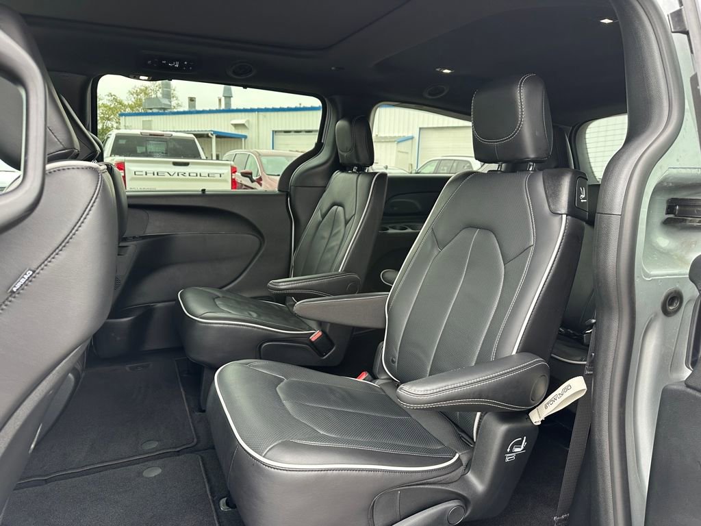Used 2026 Chrysler Pacifica Limited FWD image 10