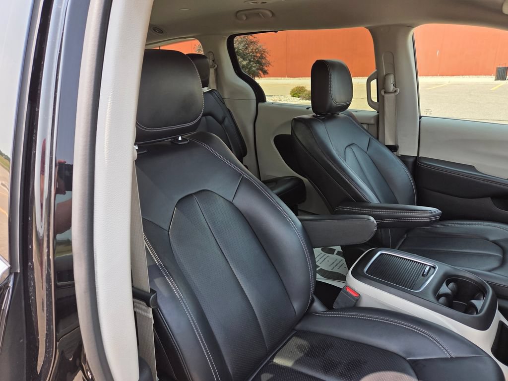 Used 2024 Chrysler Pacifica Touring-L FWD image 36