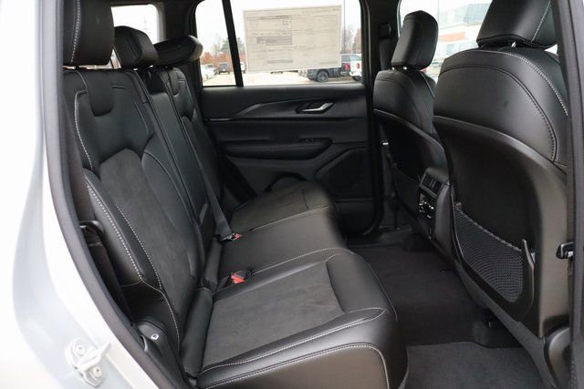 New 2025 Jeep Grand Cherokee Altitude image 39