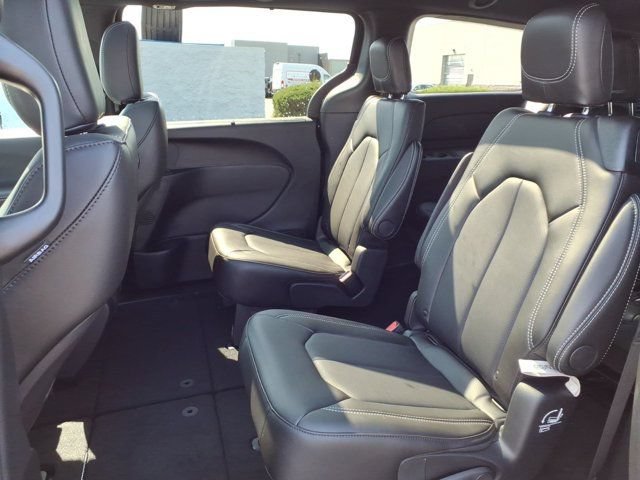 New 2026 Chrysler Pacifica Select AWD/4WD image 18