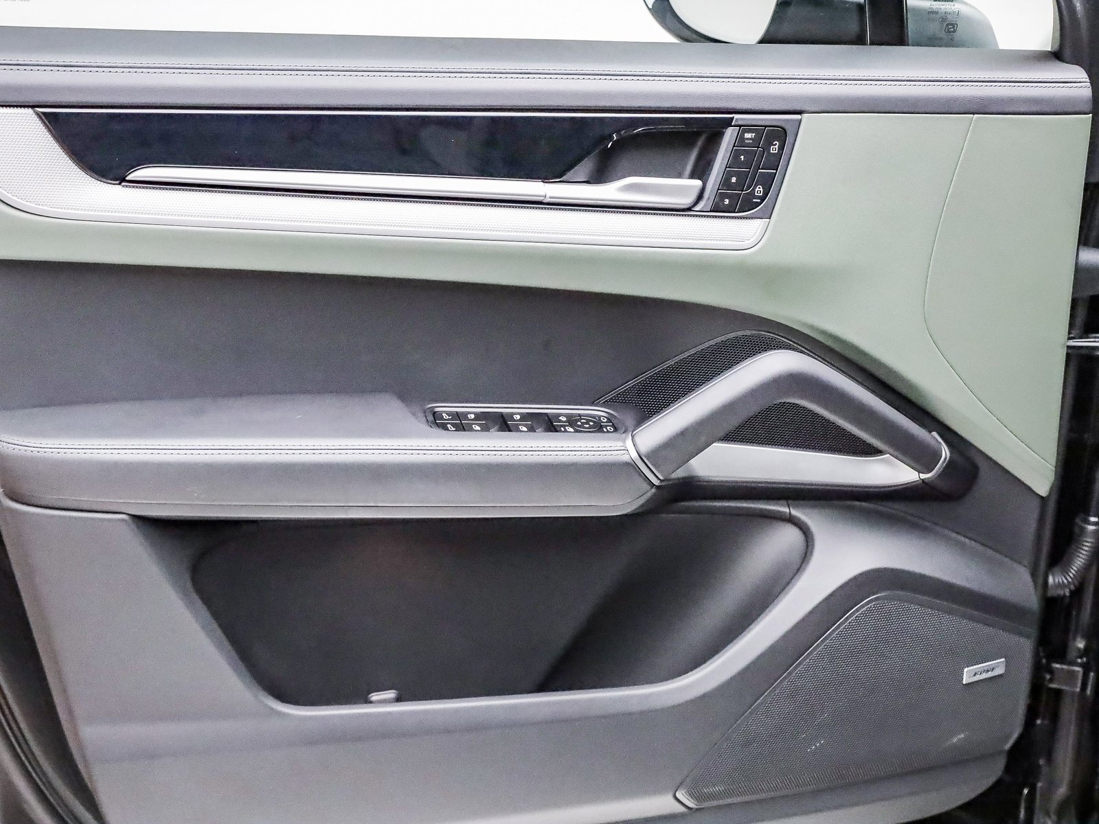 Used 2025 Porsche Cayenne S image 24