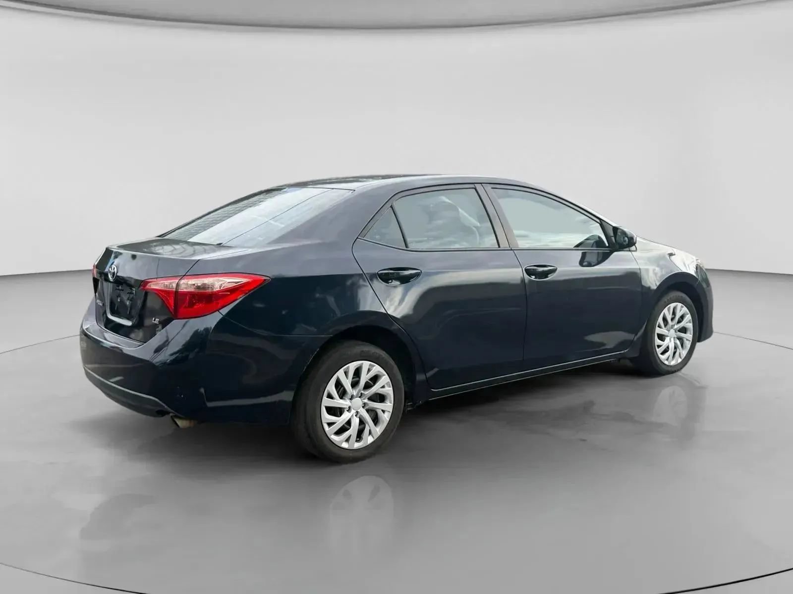 Used 2018 Toyota Corolla LE FWD image 5