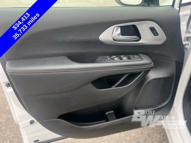Used 2025 Chrysler Pacifica Limited image 11