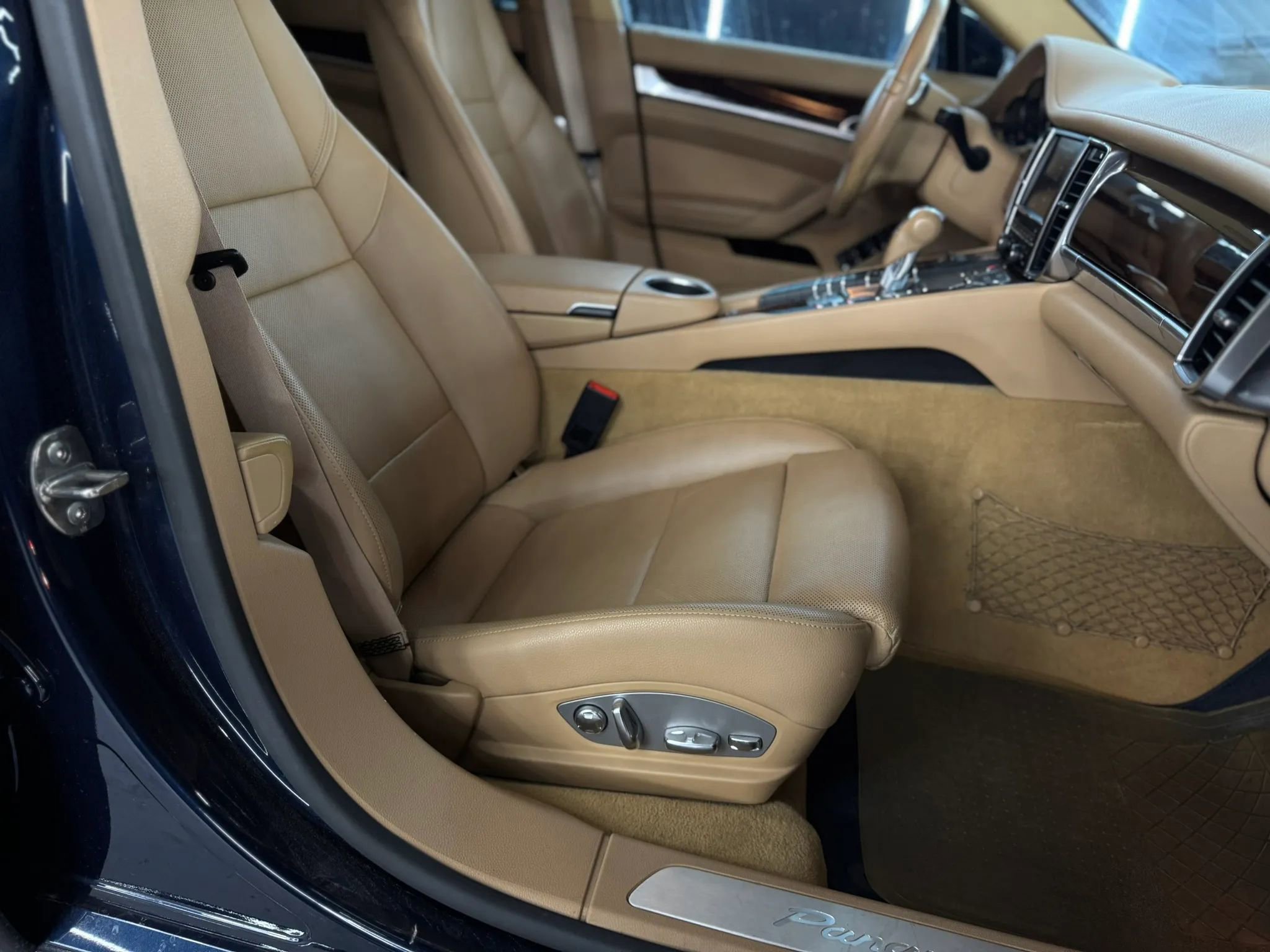 Used 2013 Porsche Panamera 4 Platinum Edition image 24