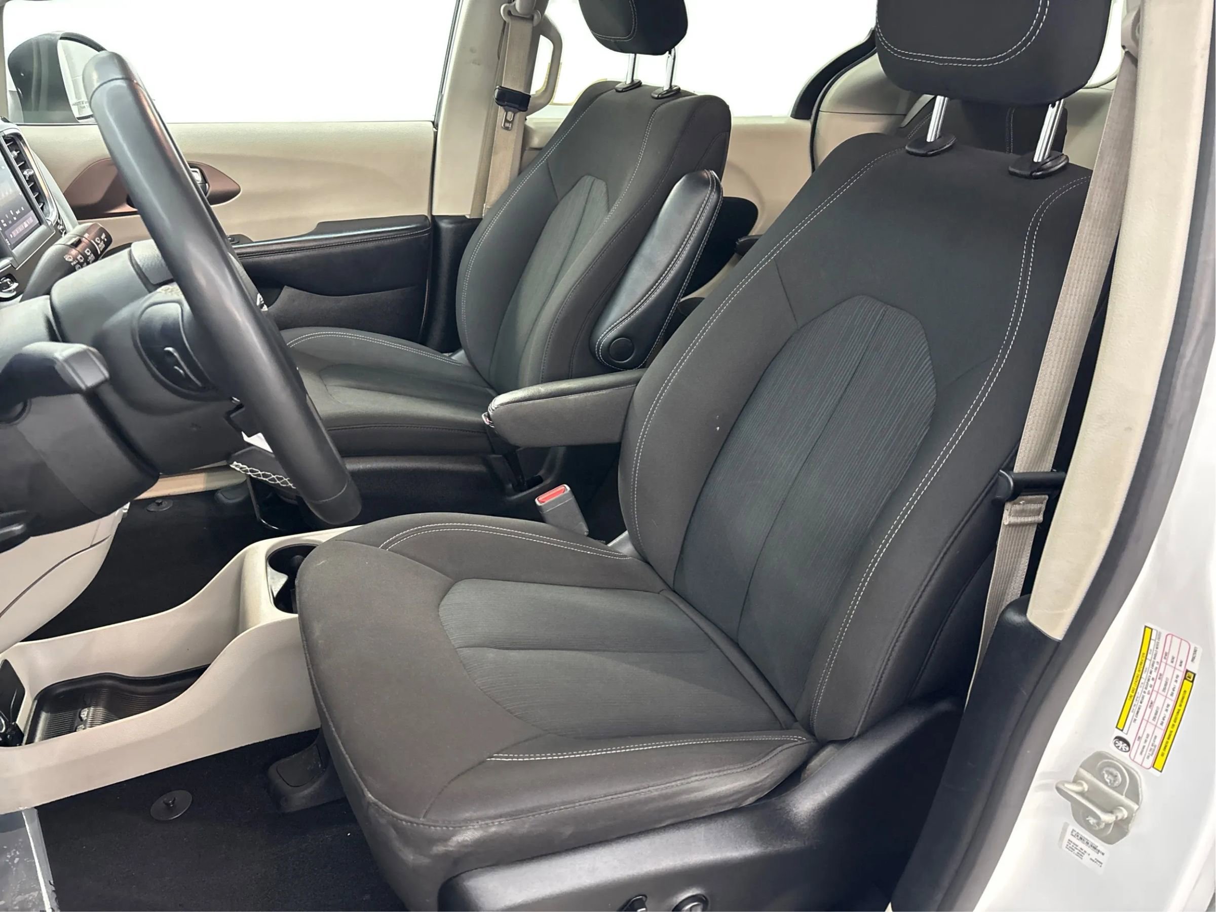 Used 2023 Chrysler Voyager LX image 13