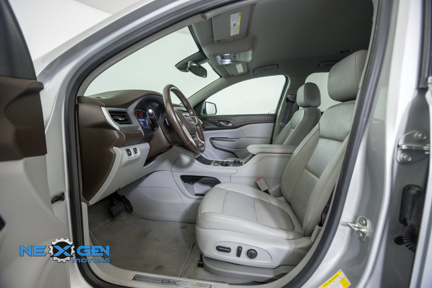 Used 2020 GMC Acadia SLT w/ LPO, Cargo Package AWD/4WD image 12