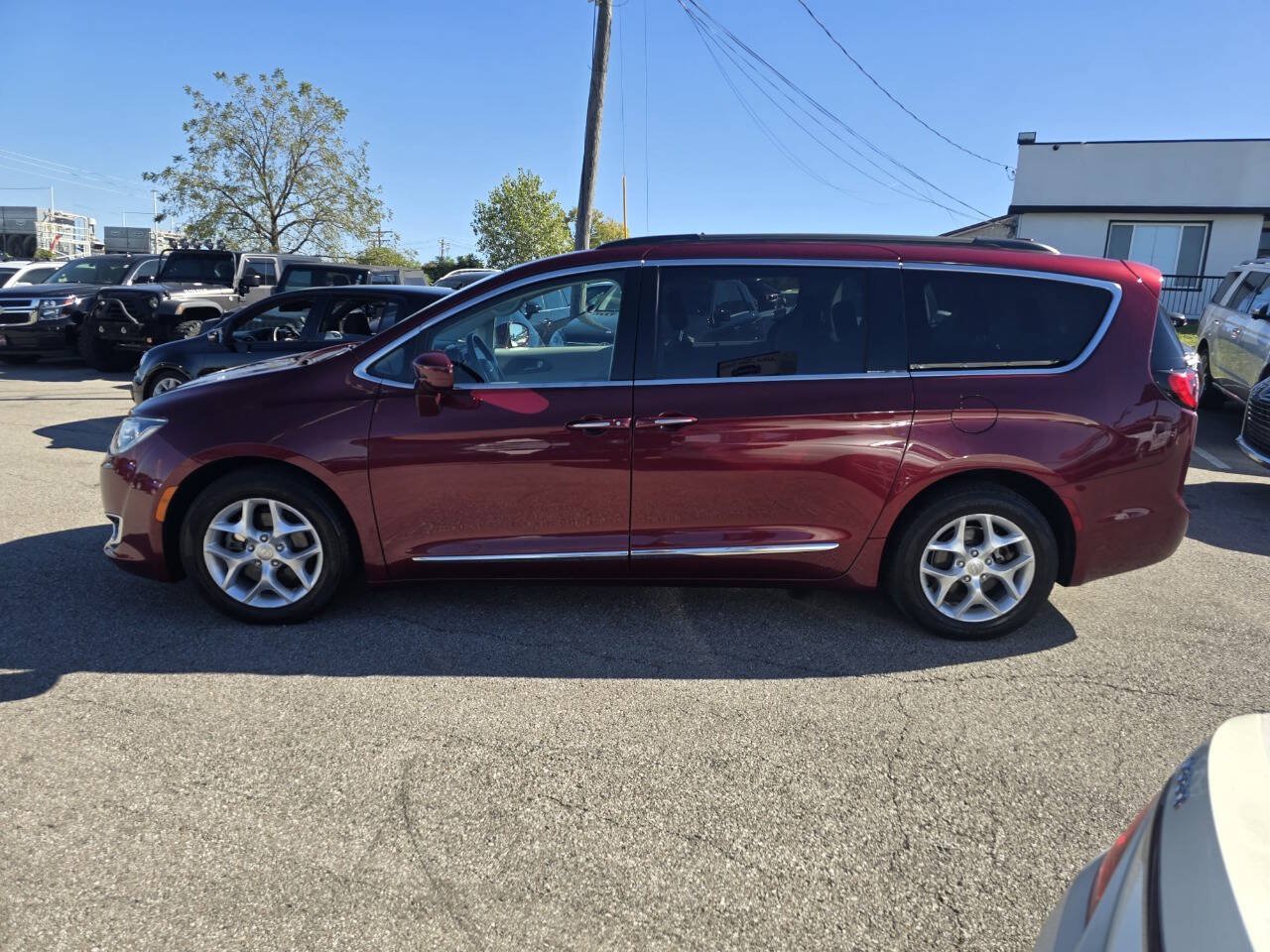Used 2017 Chrysler Pacifica Touring-L w/ Tire & Wheel Group FWD image 1