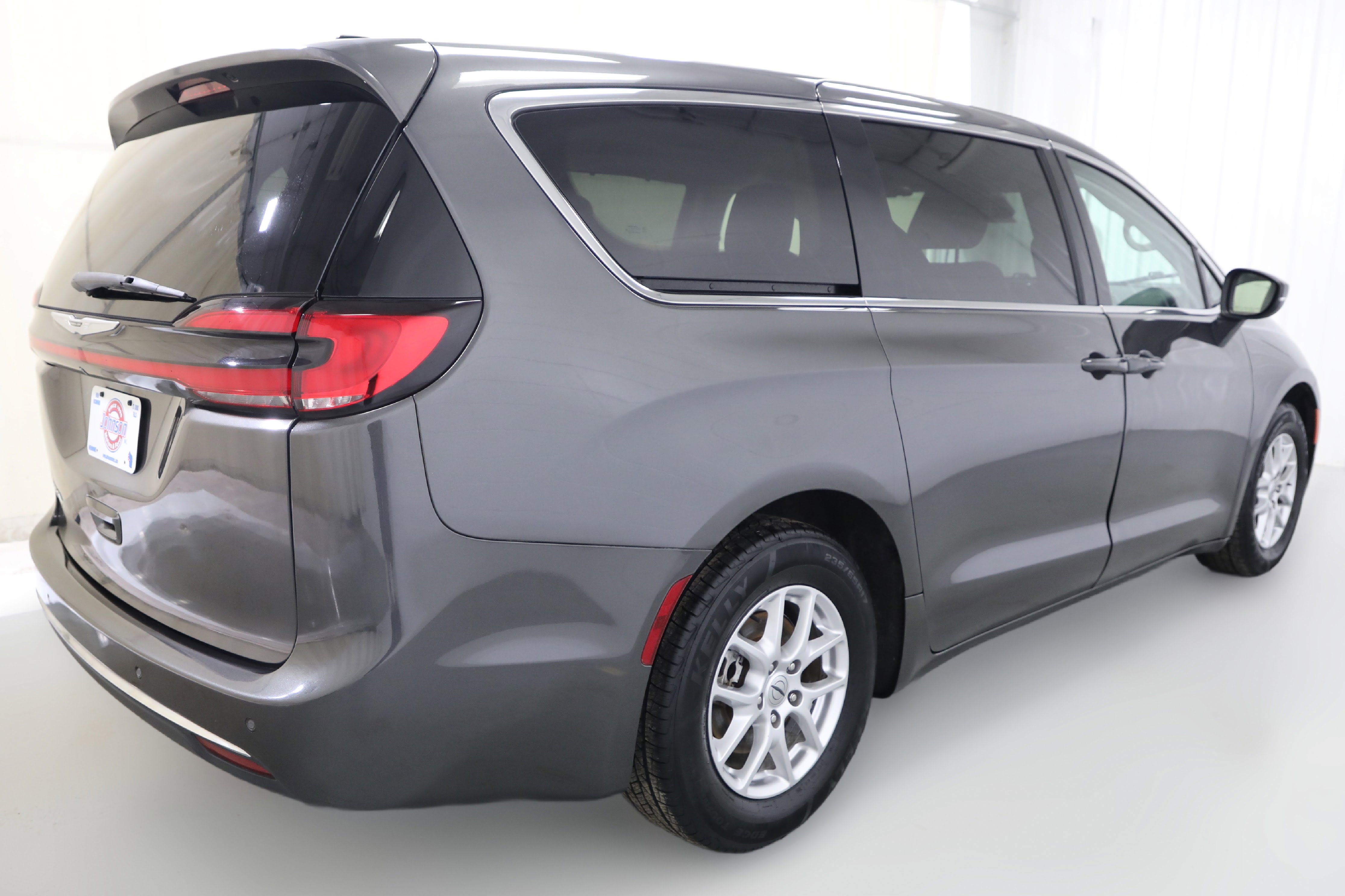 Used 2023 Chrysler Pacifica Touring-L image 17
