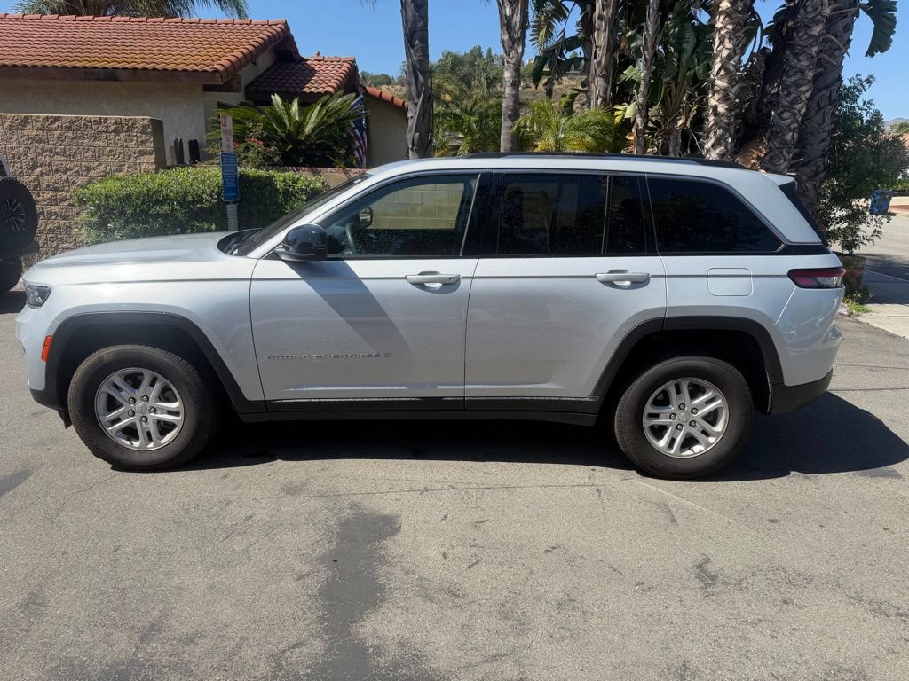 Used 2023 Jeep Grand Cherokee Laredo RWD image 39