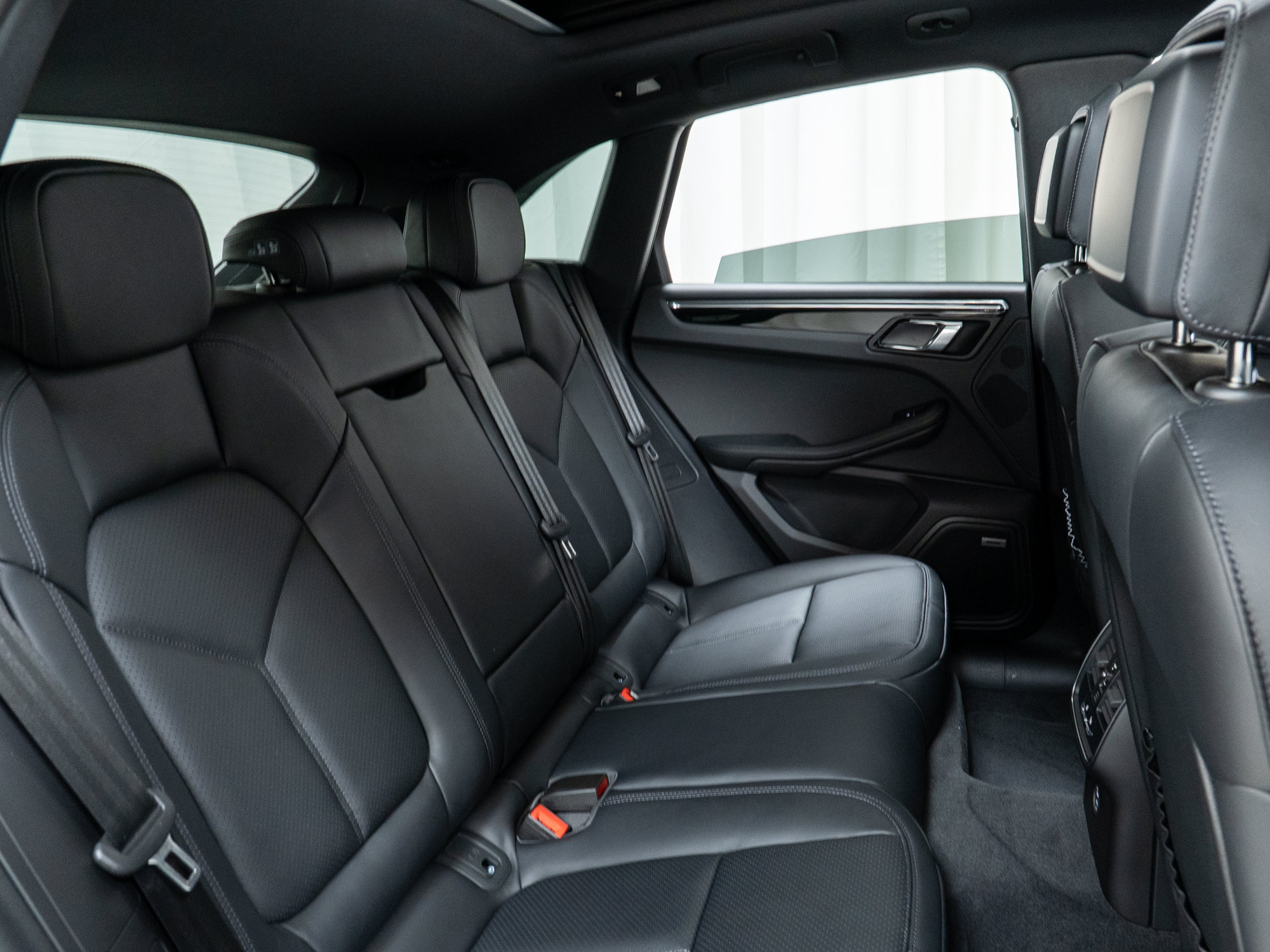 Certified 2025 Porsche Macan AWD/4WD image 27
