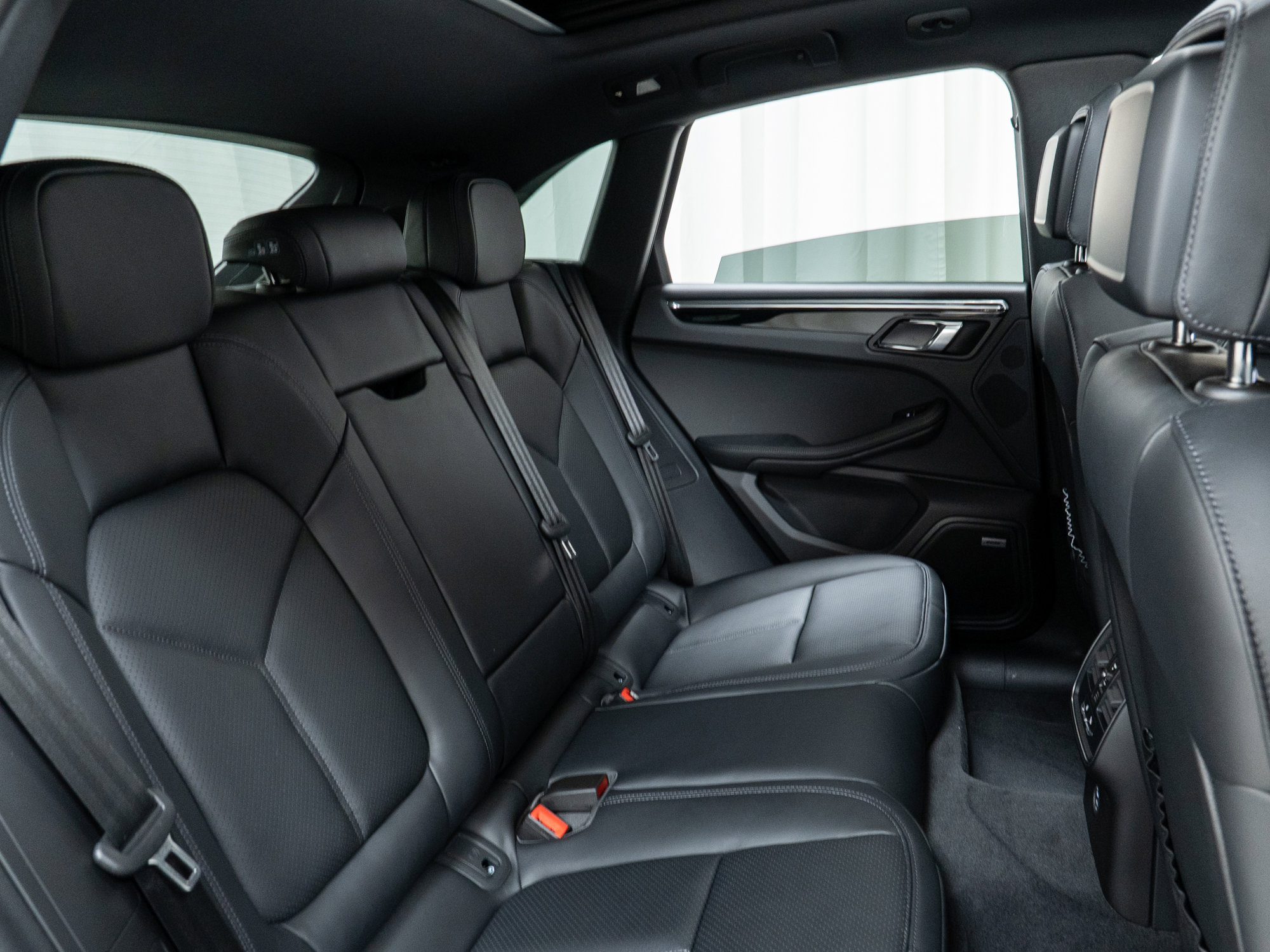 Used 2025 Porsche Macan image 27