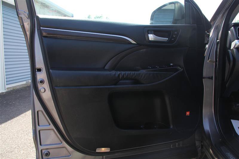 Used 2014 Toyota Highlander Limited FWD image 16