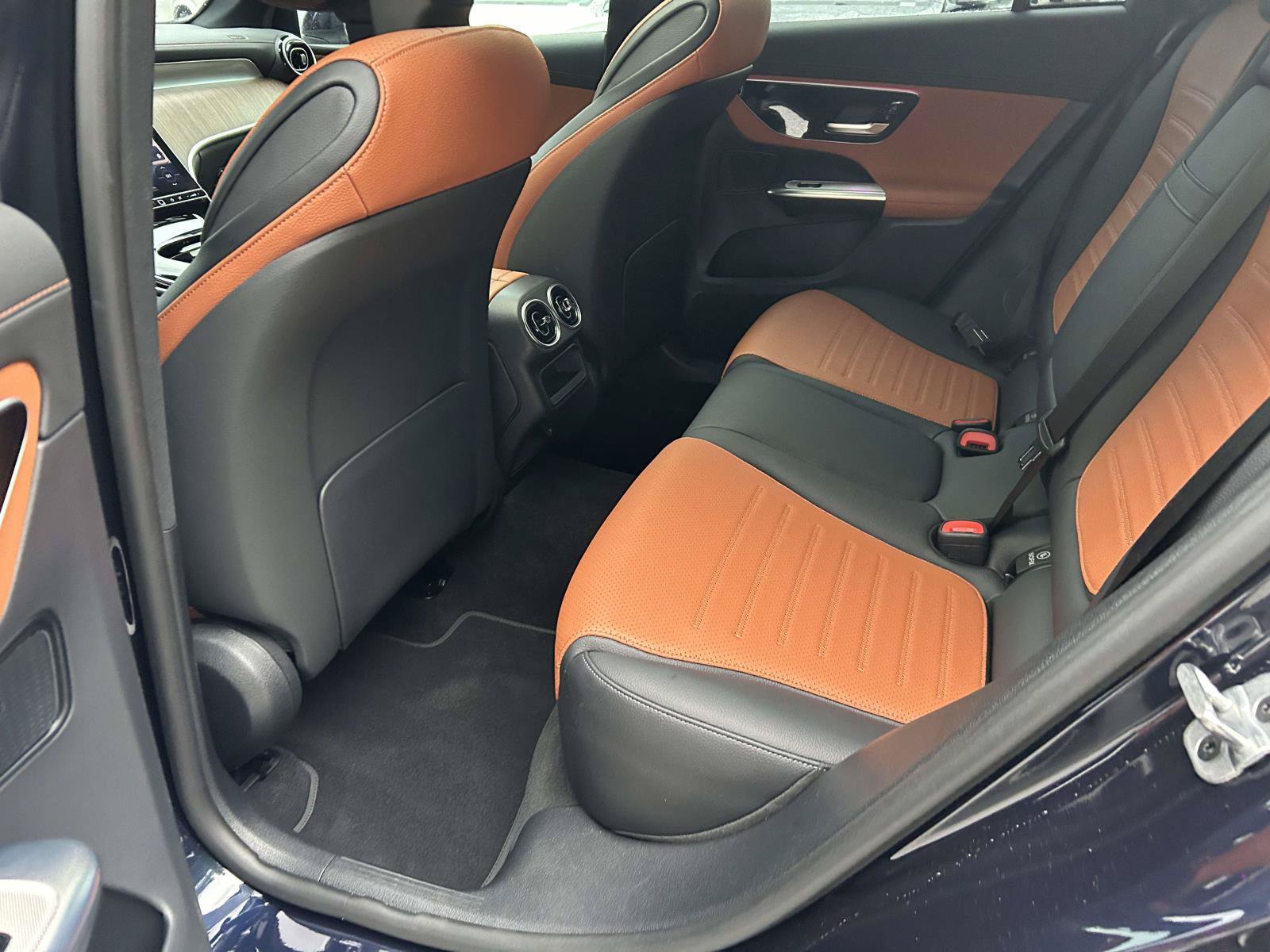 Used 2024 Mercedes-Benz GLC 300 4MATIC image 40