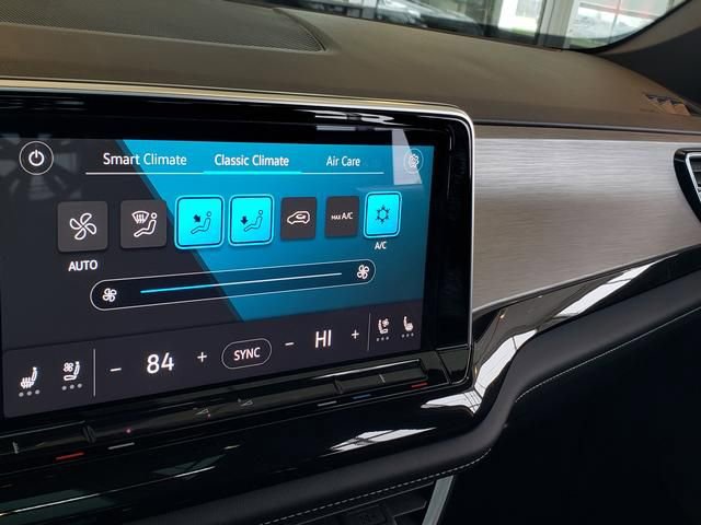 New 2025 Volkswagen Atlas Cross Sport SE FWD image 10