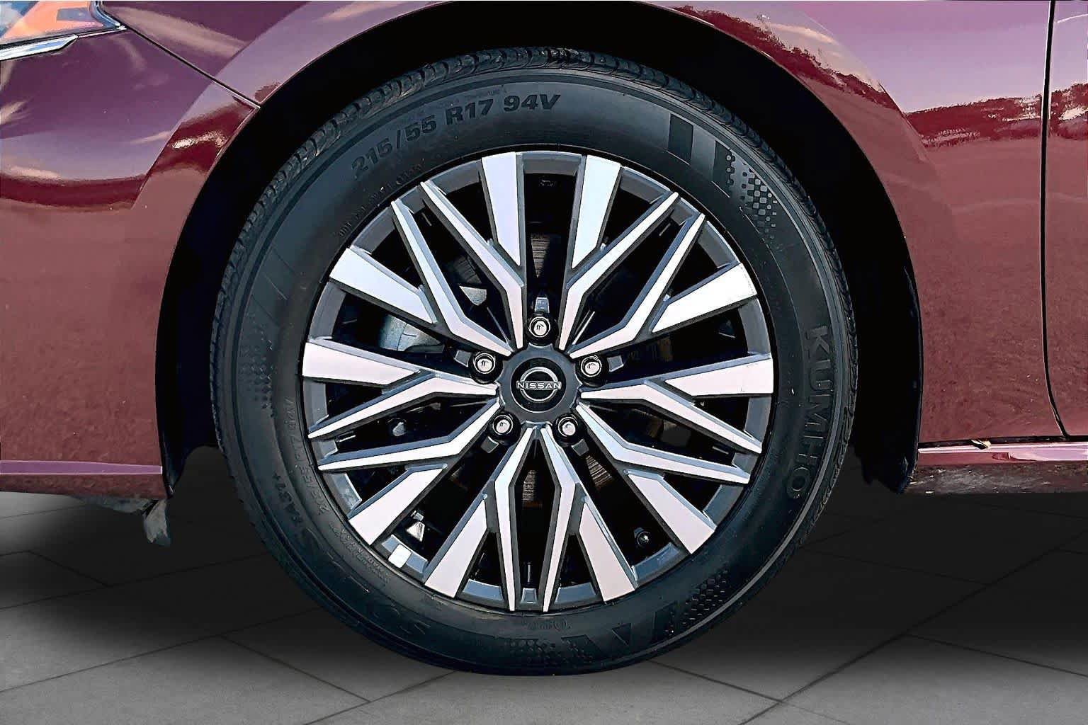 Used 2025 Nissan Altima 2.5 SV FWD image 11