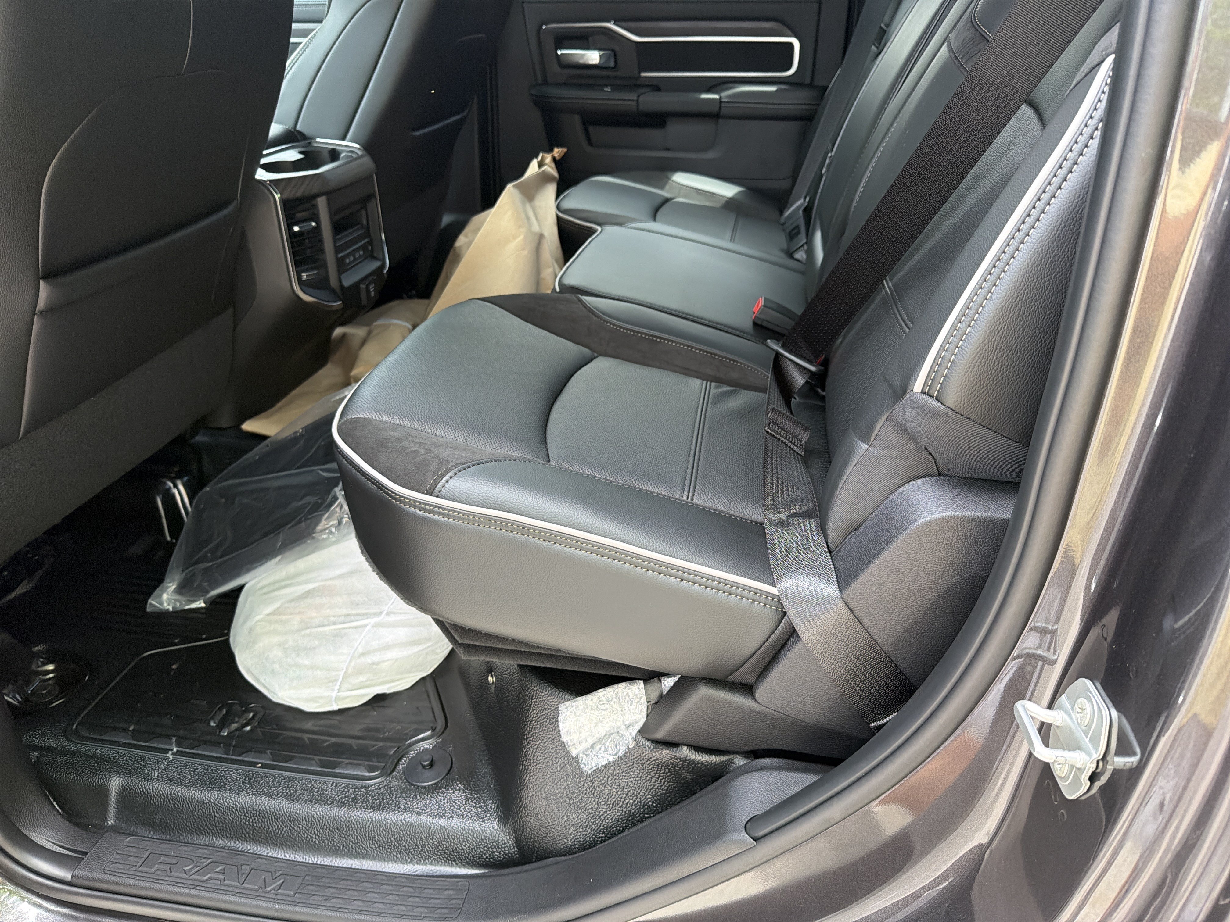 New 2026 RAM 5500 4x4 Crew Cab w/ Laramie Trim Package image 20