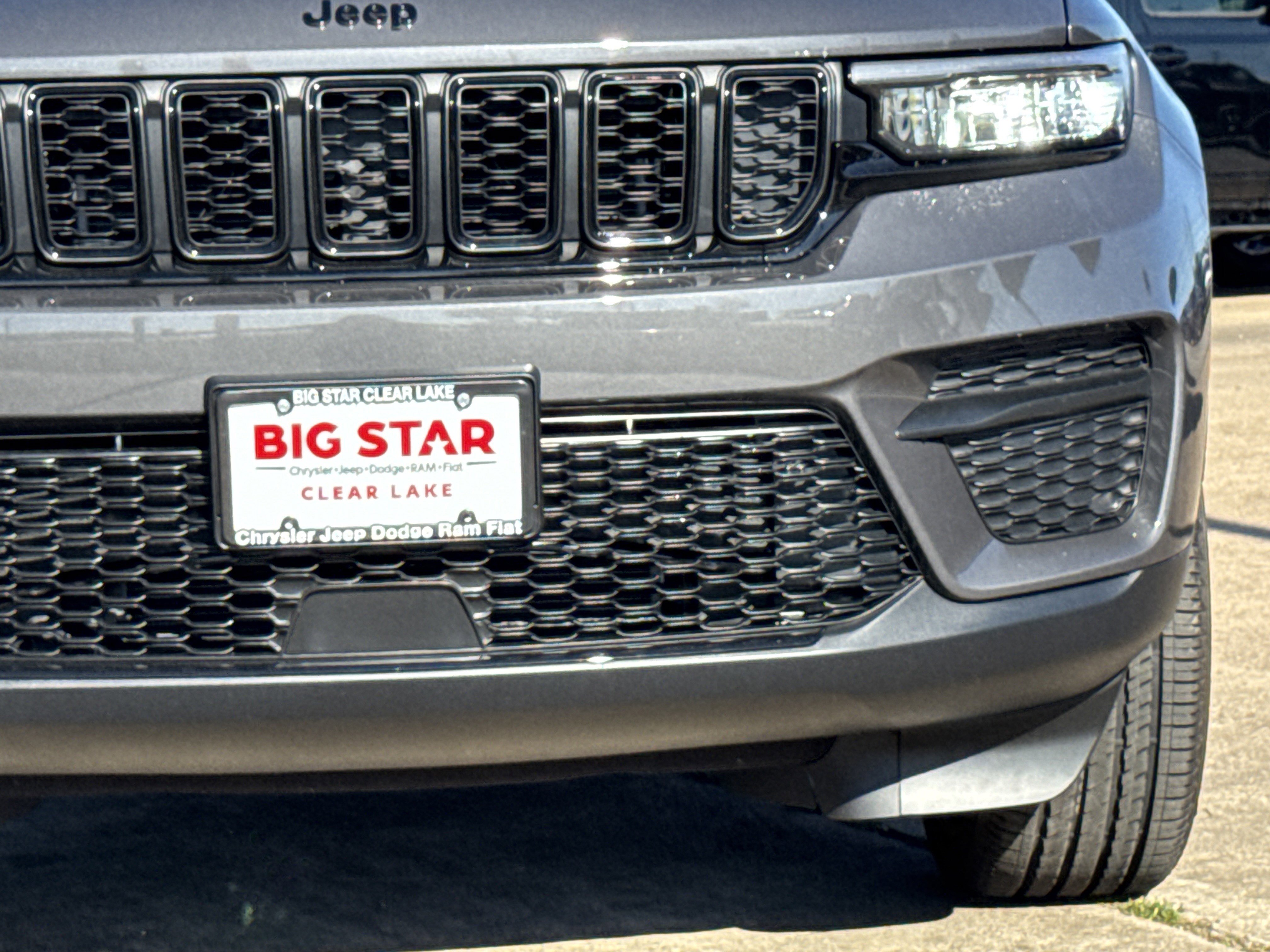 New 2025 Jeep Grand Cherokee Laredo image 6