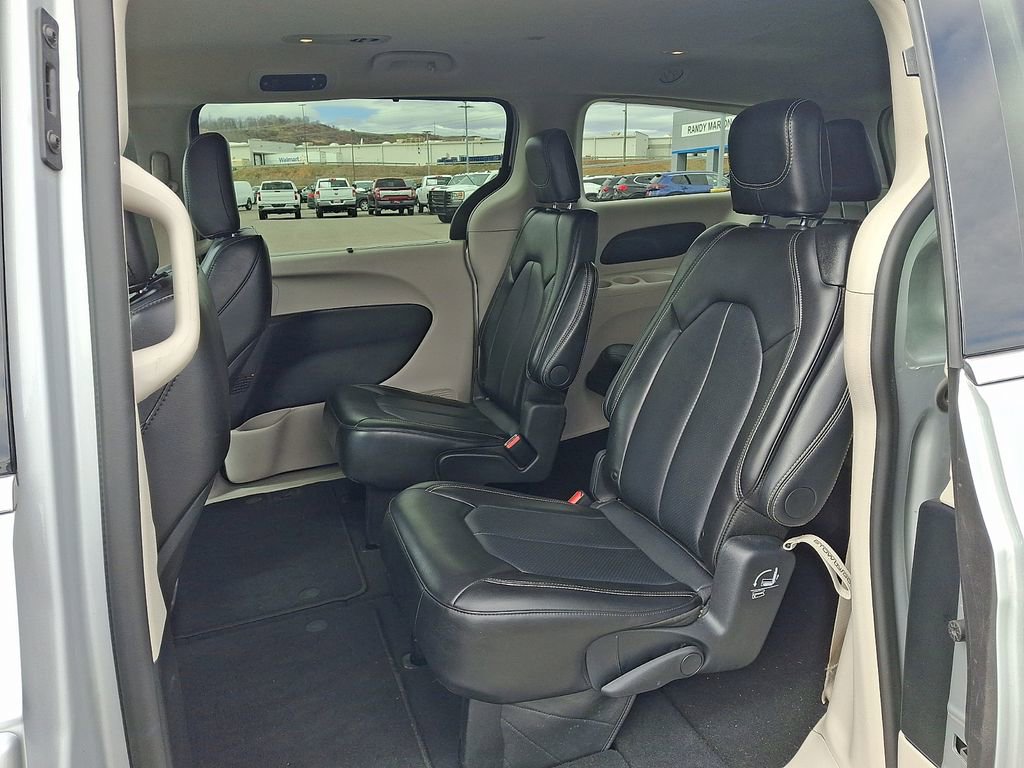 Used 2024 Chrysler Pacifica Touring-L FWD image 10