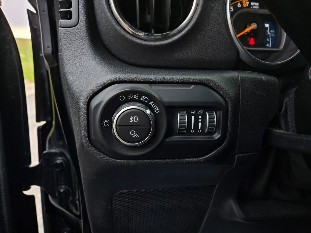 Used 2021 Jeep Gladiator Overland image 16