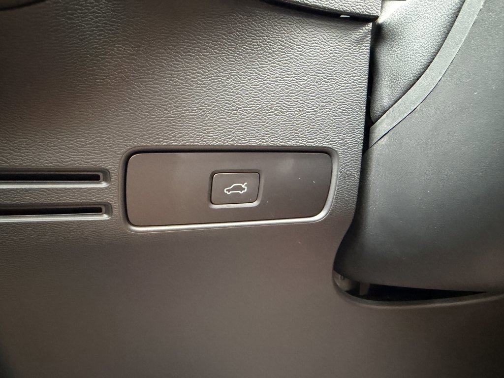 Used 2024 Volvo C40 P8 Recharge Ultimate w/ Protection Package Premier image 28