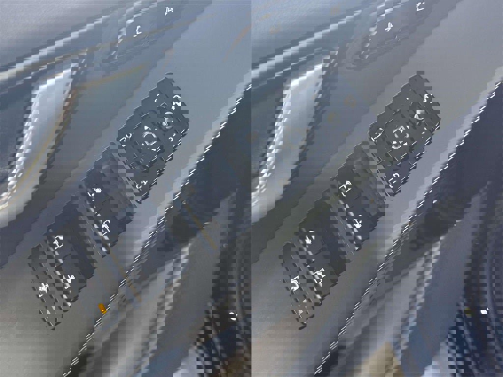 Used 2025 Kia Niro SX Touring image 16