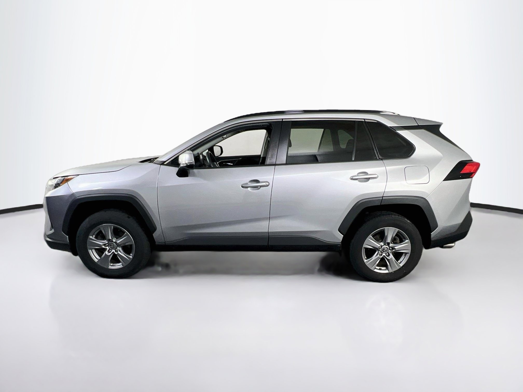 Used 2022 Toyota RAV4 XLE w/ Convenience Package AWD/4WD image 8