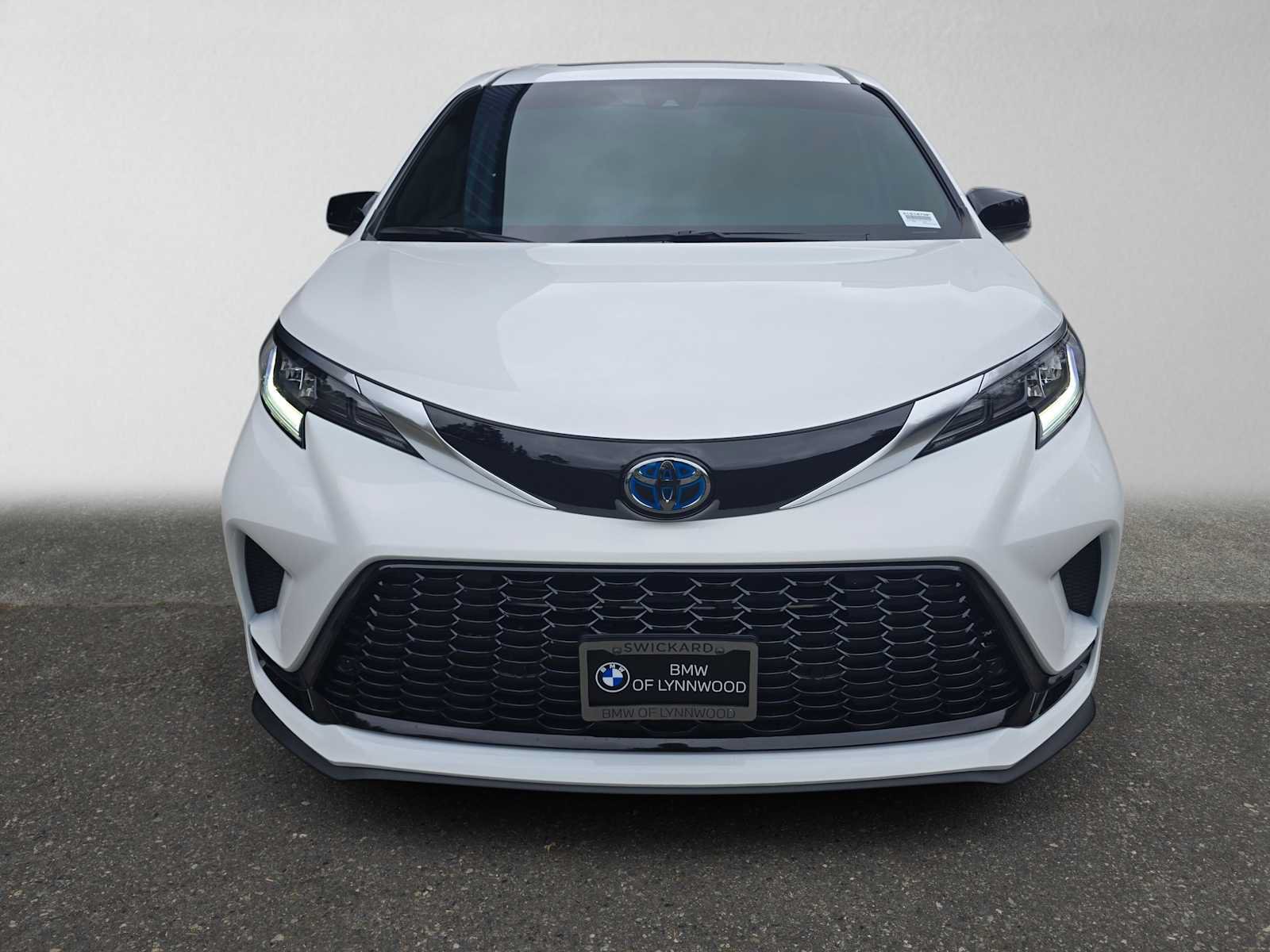 Used 2024 Toyota Sienna XSE AWD/4WD image 8