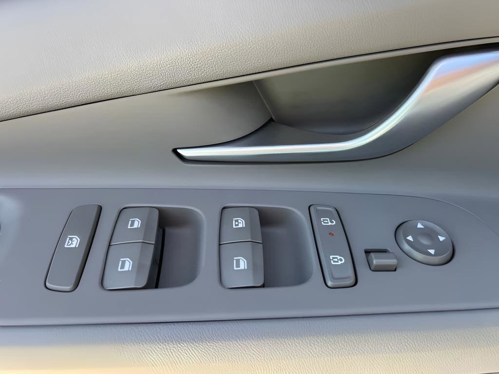 Used 2025 Hyundai Elantra Sport image 17