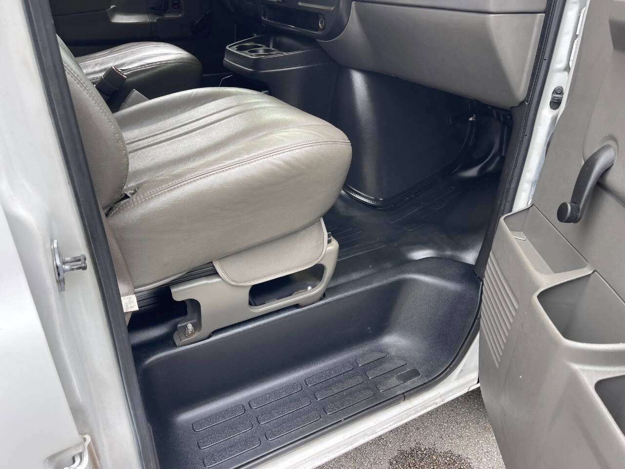 Used 2004 Chevrolet Express 1500 RWD image 27