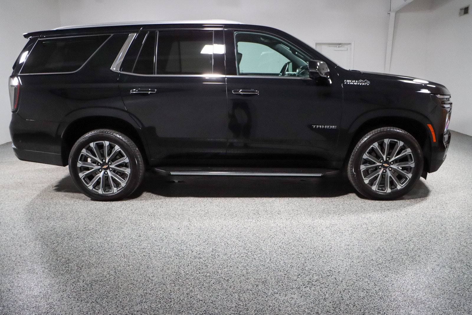 Used 2025 Chevrolet Tahoe High Country w/ Sun And Tow Package AWD/4WD image 6