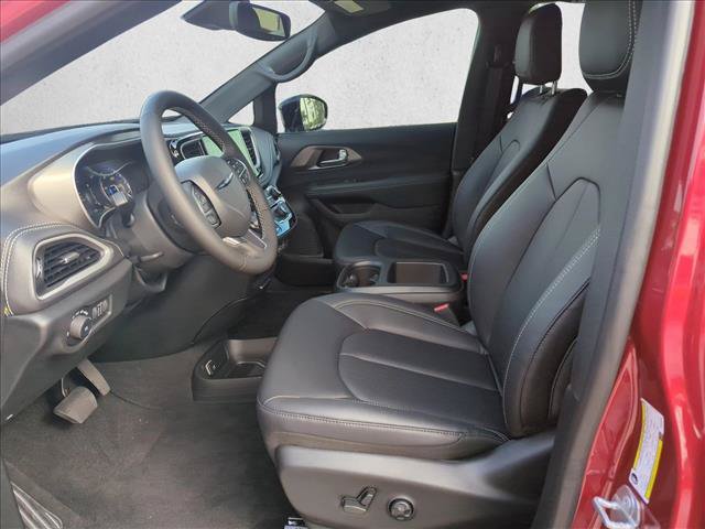 New 2025 Chrysler Pacifica Select AWD/4WD image 4