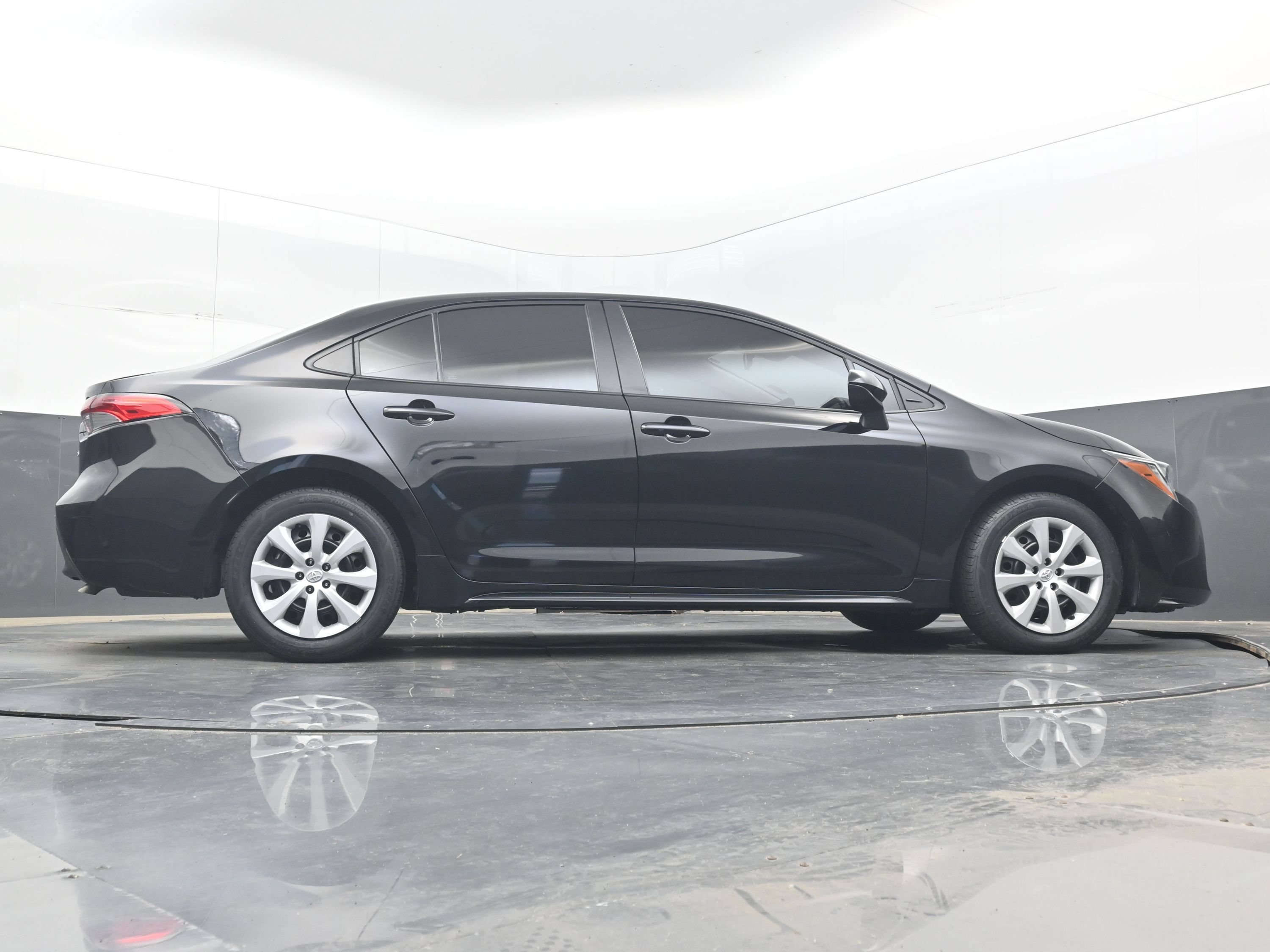 Used 2025 Toyota Corolla LE FWD image 30