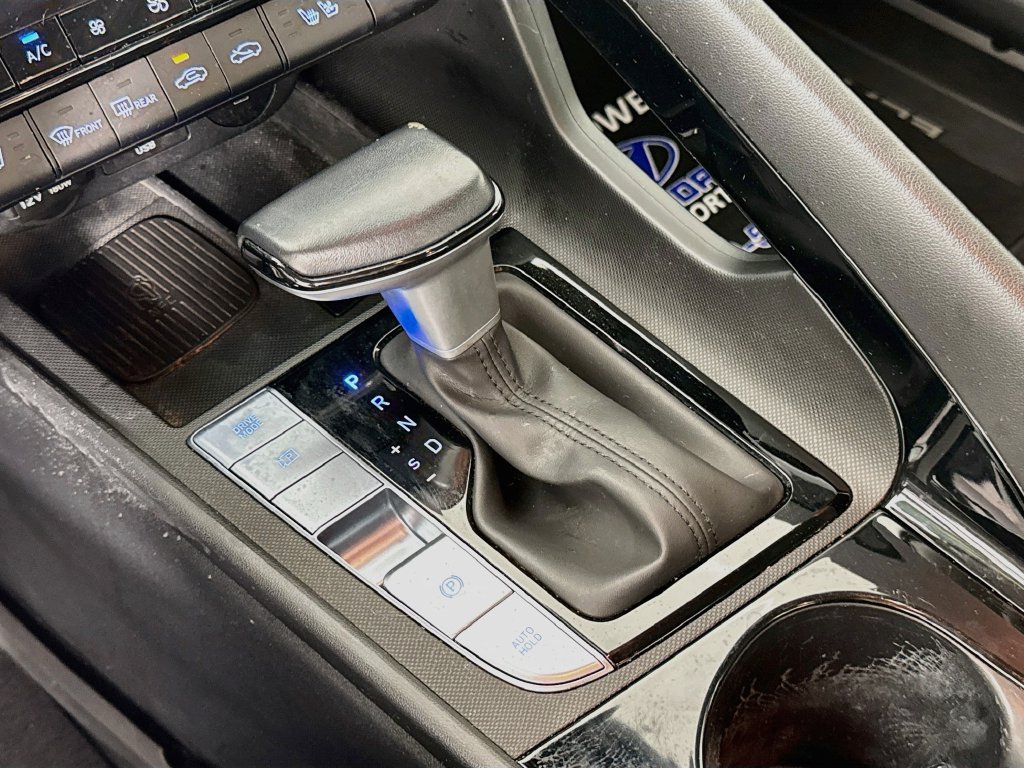 Certified 2025 Hyundai Elantra Limited FWD image 17