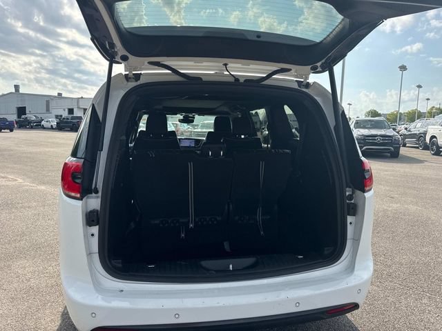 Used 2025 Chrysler Pacifica Limited FWD image 13