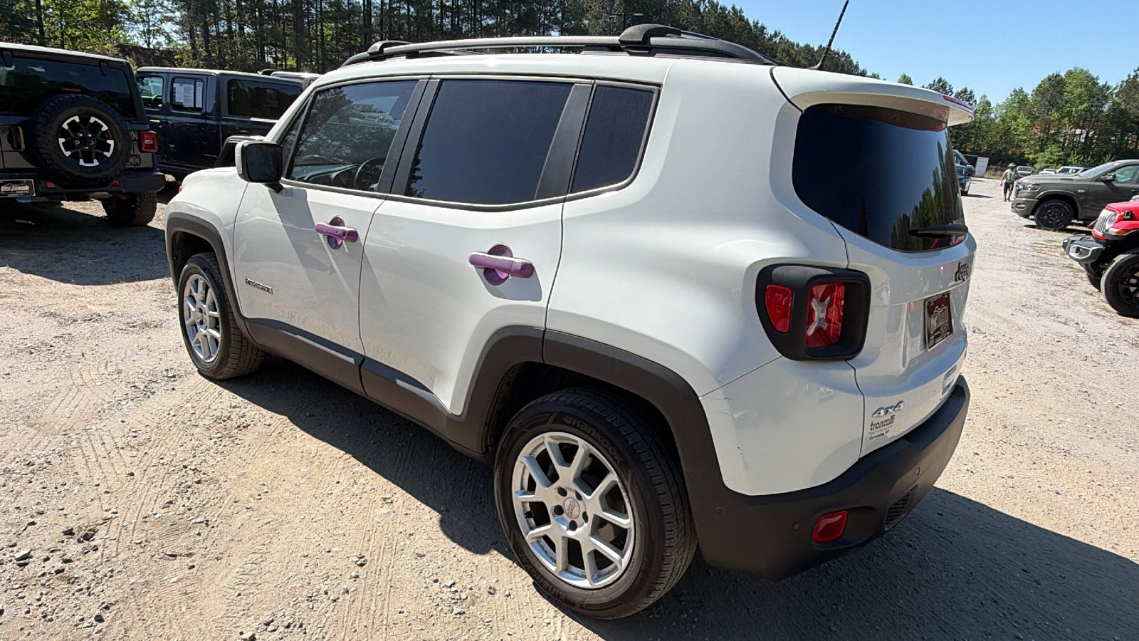 Used 2020 Jeep Renegade Latitude w/ UConnect 8.4 Nav Group AWD/4WD image 10