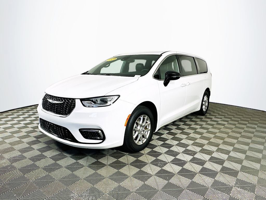 Certified 2025 Chrysler Pacifica Select image 5