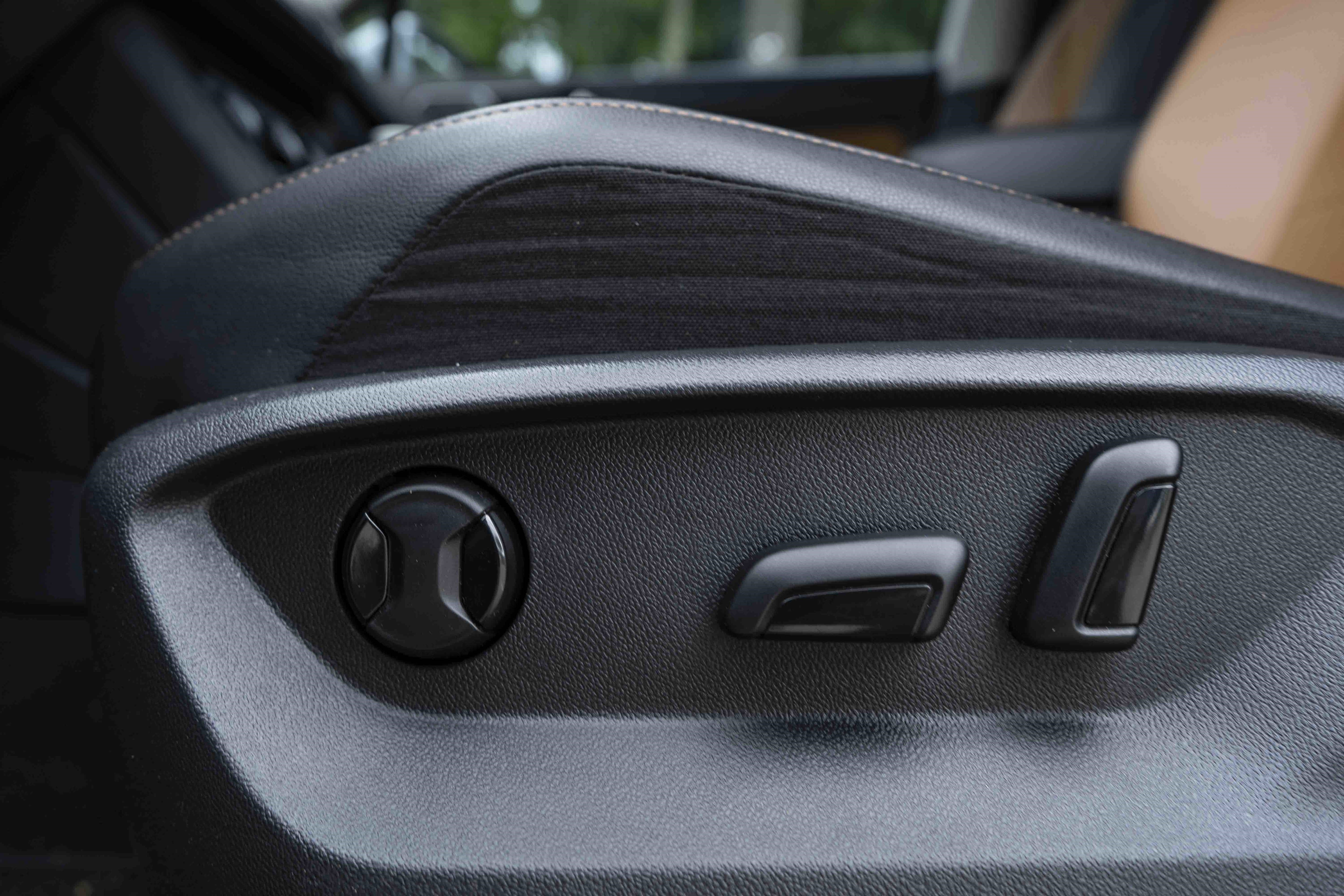 Used 2018 Volkswagen Tiguan SE image 39