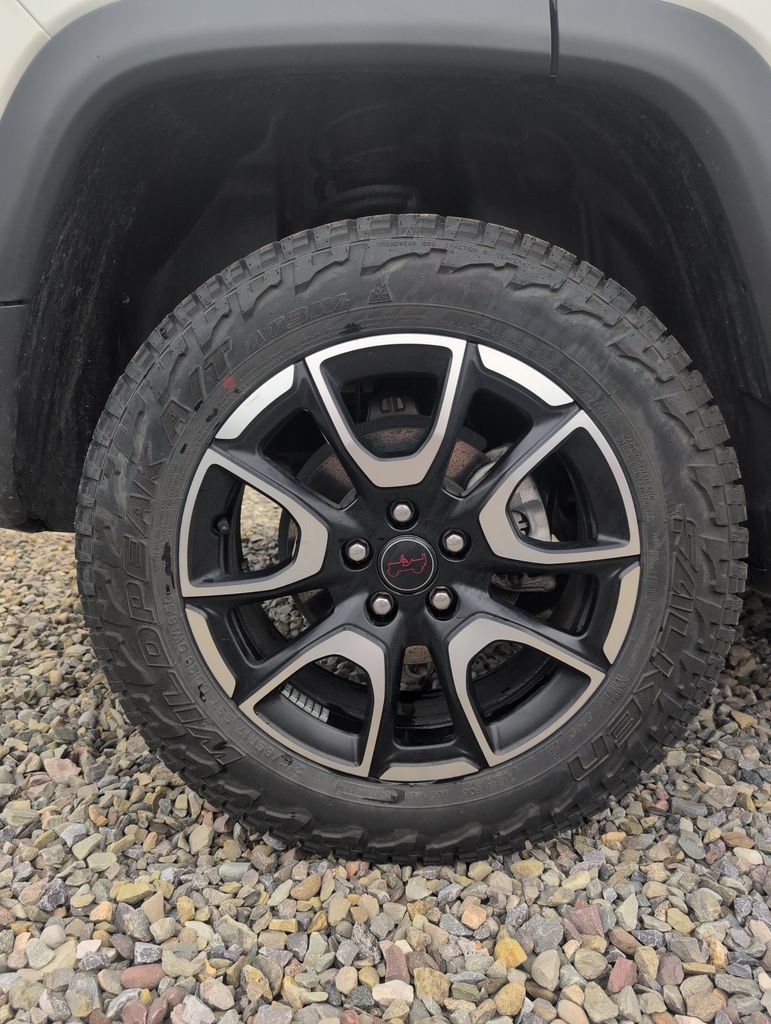 Used 2025 Jeep Compass Trailhawk AWD/4WD image 18