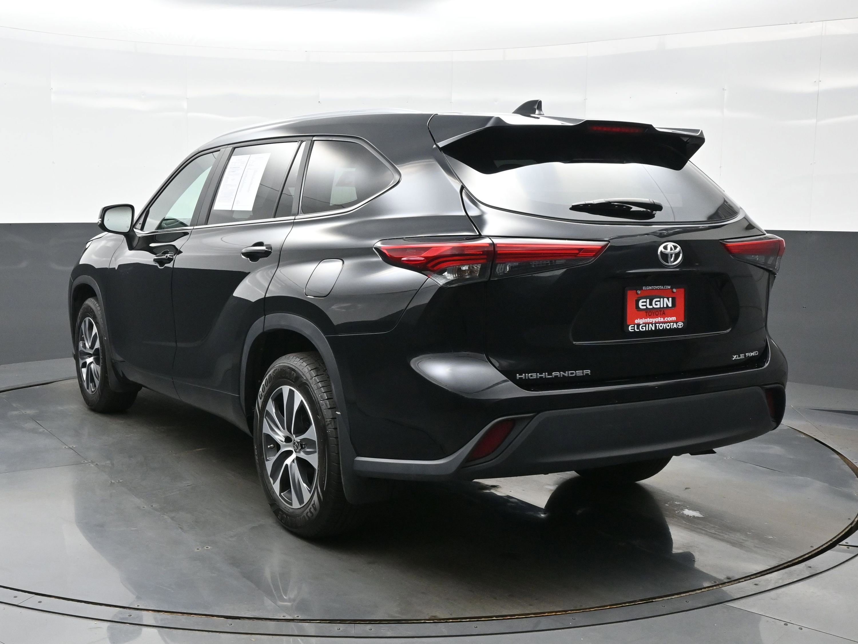 Used 2023 Toyota Highlander XLE AWD/4WD image 4