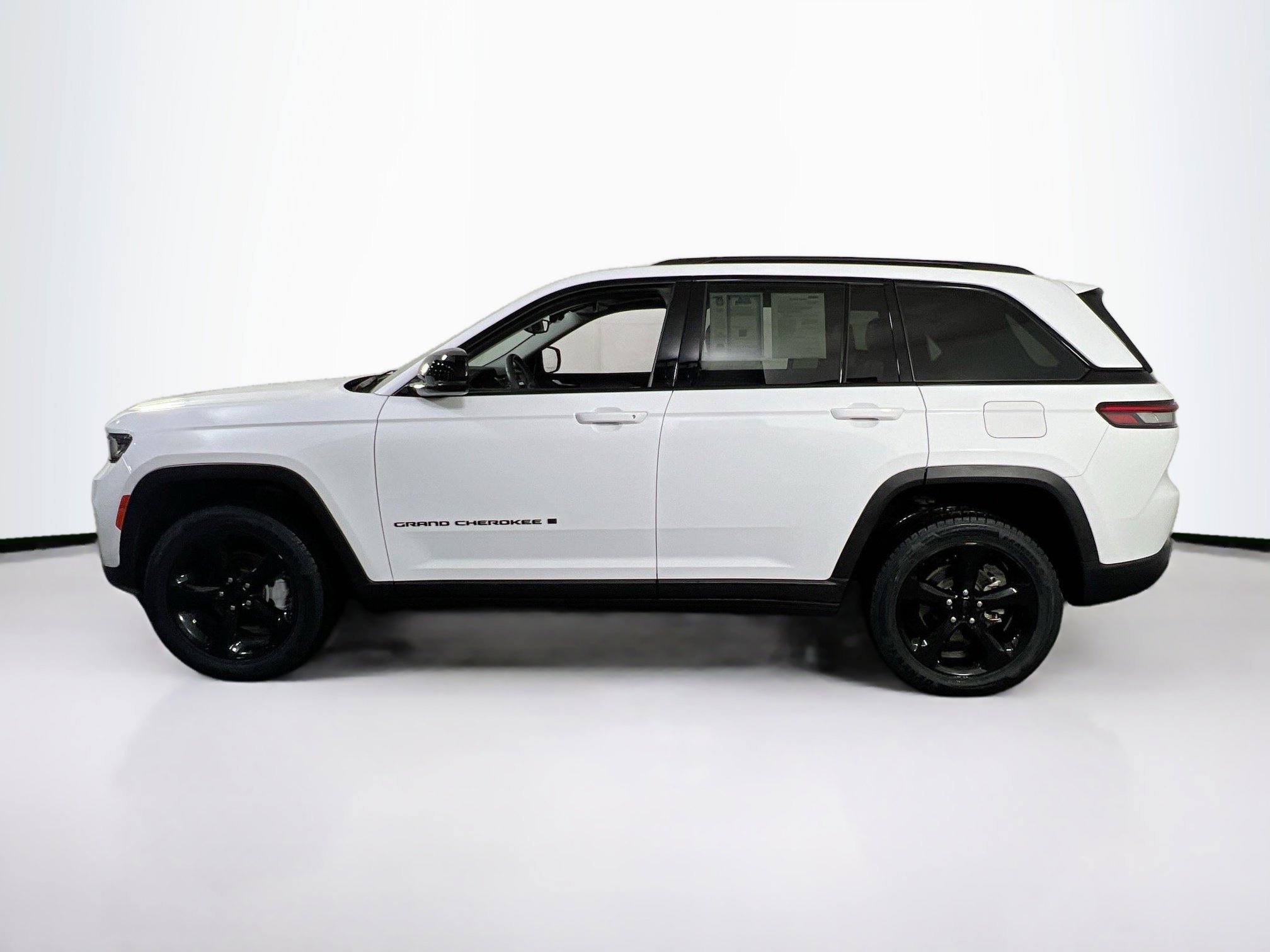 Used 2023 Jeep Grand Cherokee Limited w/ Black Appearance Package AWD/4WD image 8