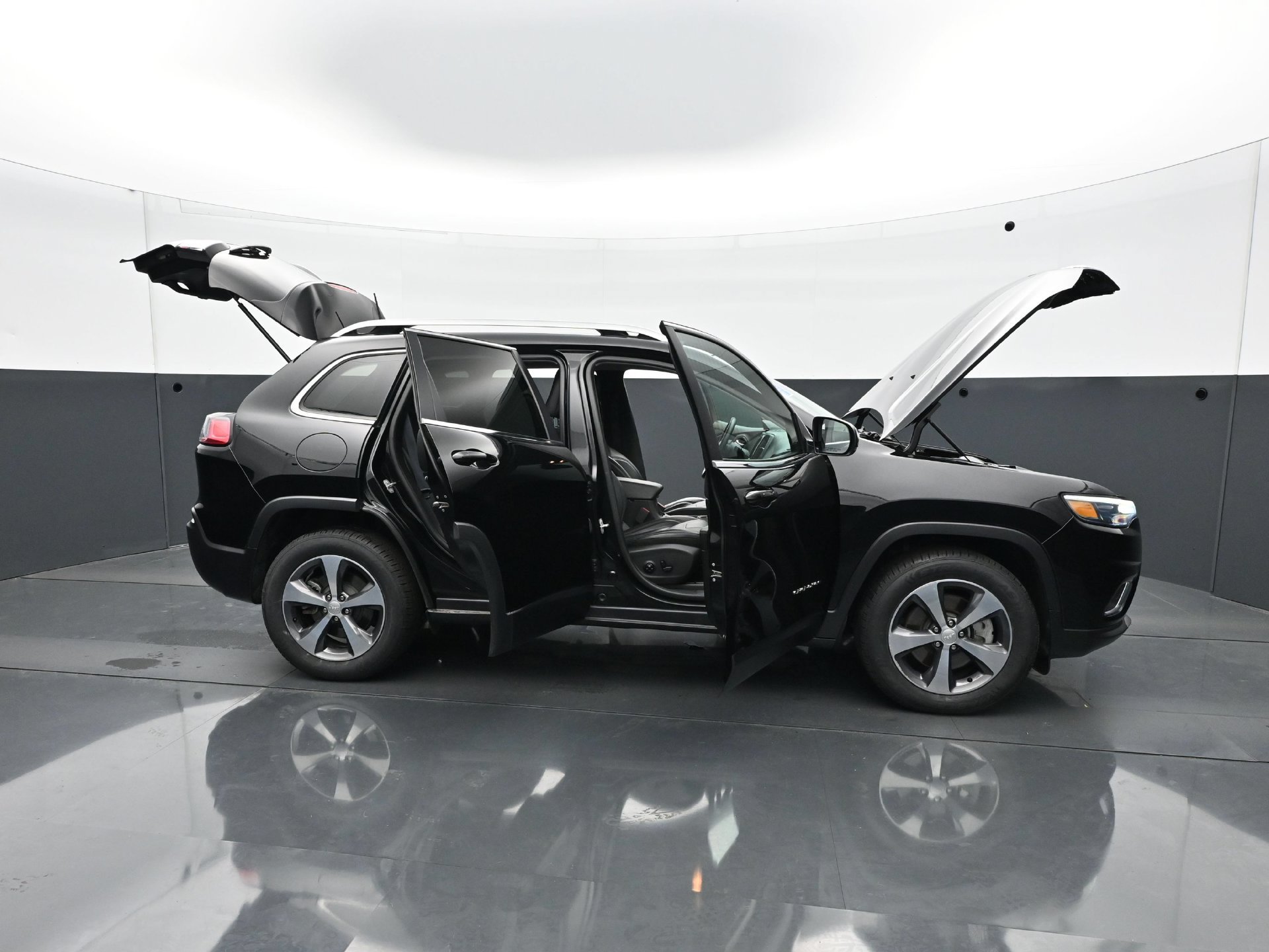 Used 2019 Jeep Cherokee Limited w/ Trailer Tow Group AWD/4WD image 35